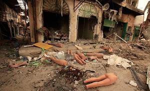 Uns maniquins trencats segueixen al carrer després que aquest diumenge a Misrata (Líbia) un atac de les tropes de Gaddafi hagi destruït un gran nombre de comerços, la majoria tancats durant els combats.