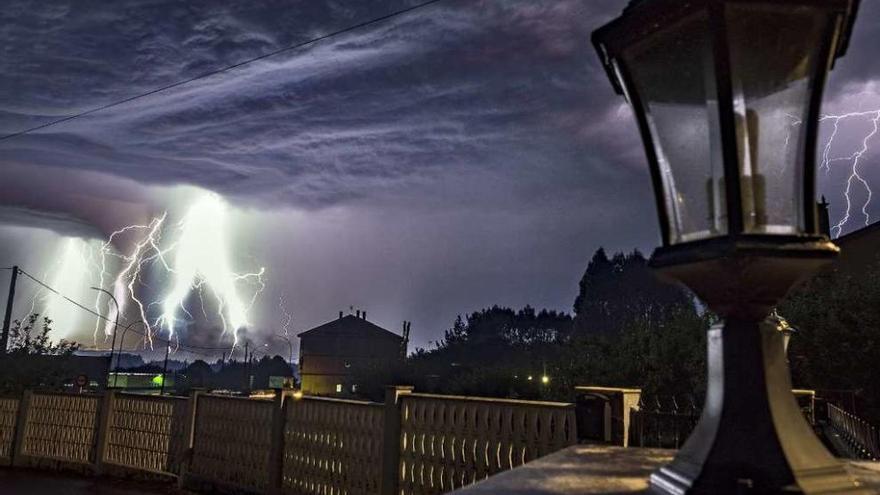 Imagen de rayos que cayeron la noche del miércoles en Palas de Rei (Lugo).