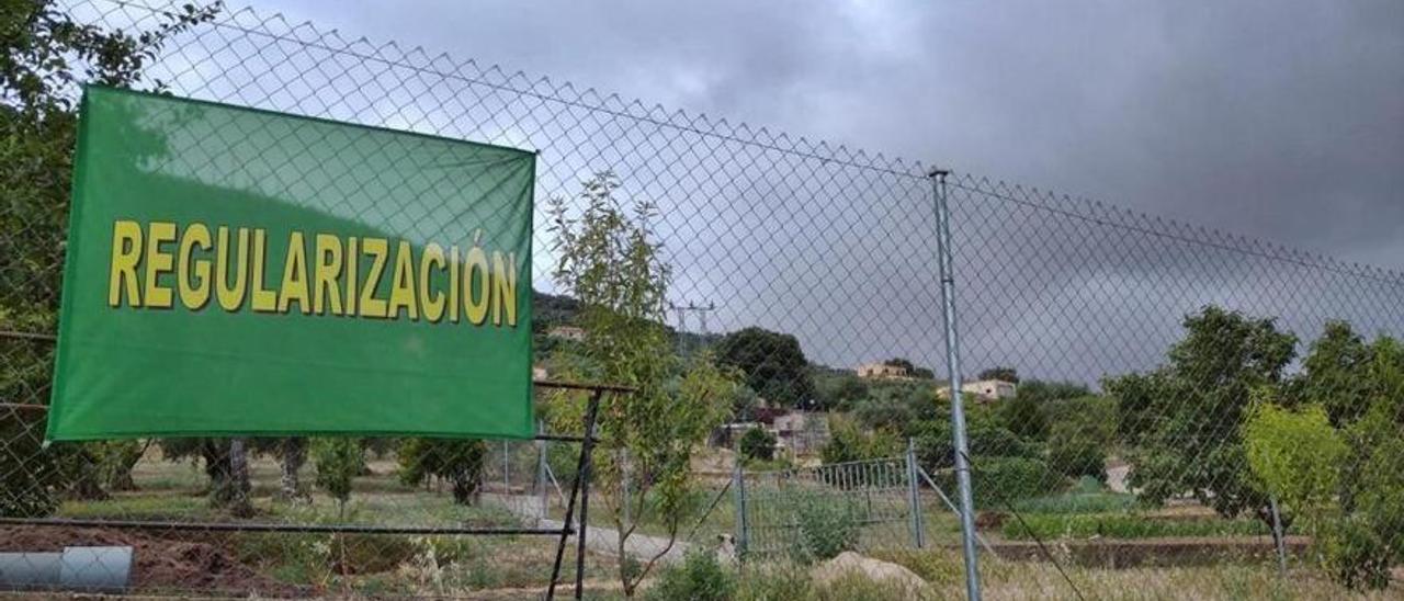Cartel para reclamar la regularización de viviendas en la sierra Santa Bárbara de Plasencia.