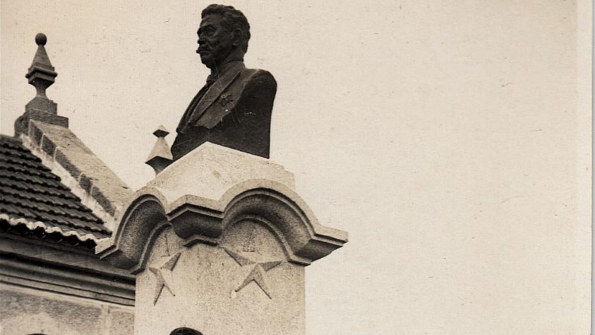 Comisión de veciños, no ano 1931, que decidiu poñer un busto de Agapito Serra nas inmediacións da escola e a capela.  | // D.P.