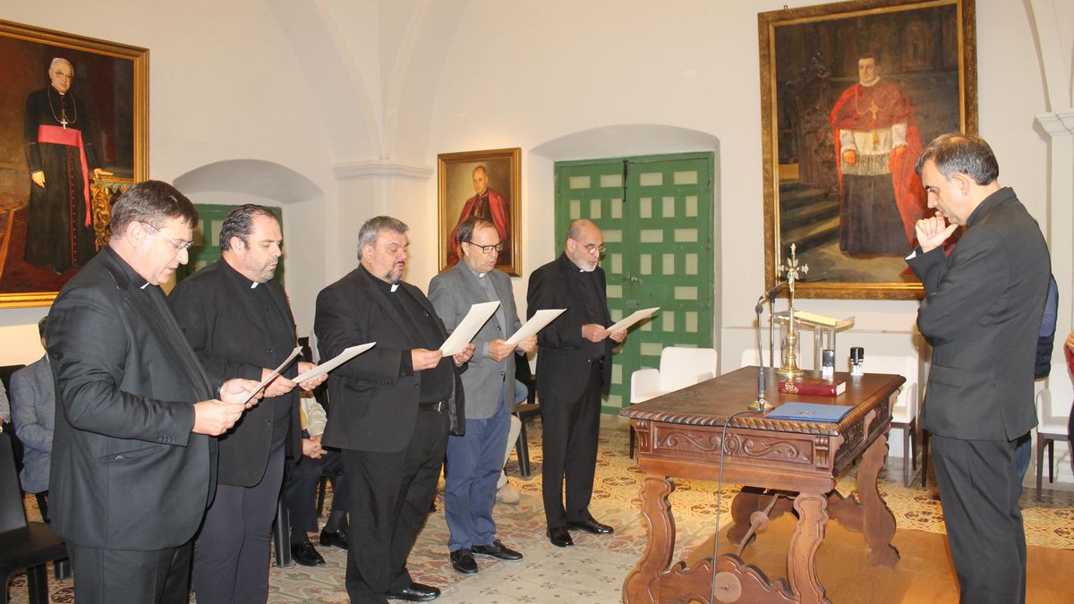Acto con los vicarios ratificados por el nuevo obispo de la diócesis de Plasencia.