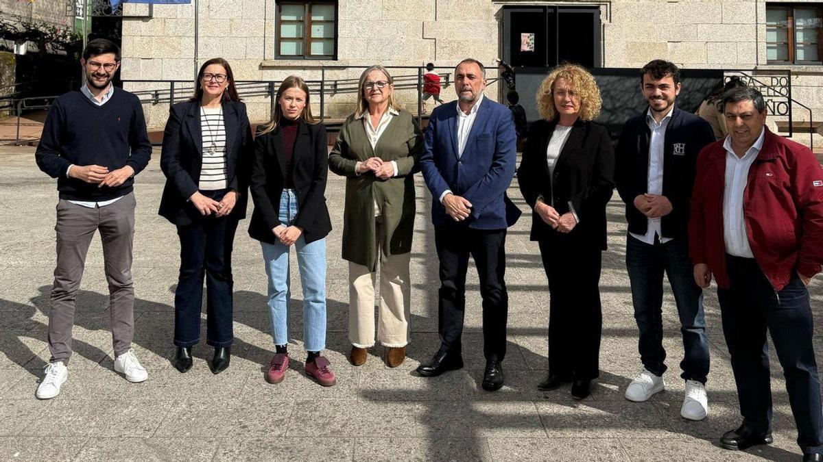 Diputados nacionales del PP junto a cargos del partido a nivel local, en Tomiño.