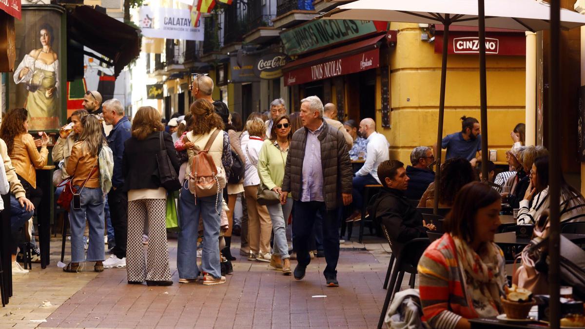 Poca Broma, el nuevo bar del Tubo para disfrutar del vermut en una esquina icónica de Zaragoza.