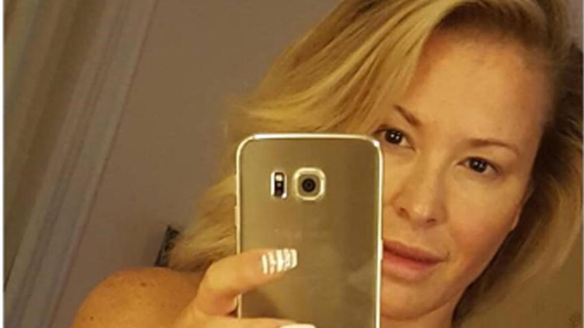 Anastacia se hace un selfi desnuda para celebrar que ha superado el cáncer de mama