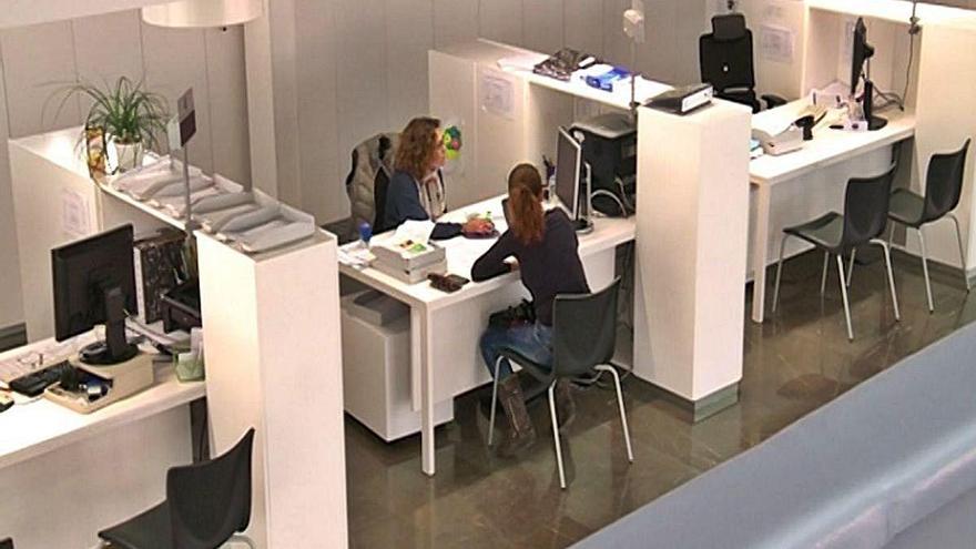 Oficina del Servicio Estatal Público de Empleo (Sepe), atendiendo a personas.