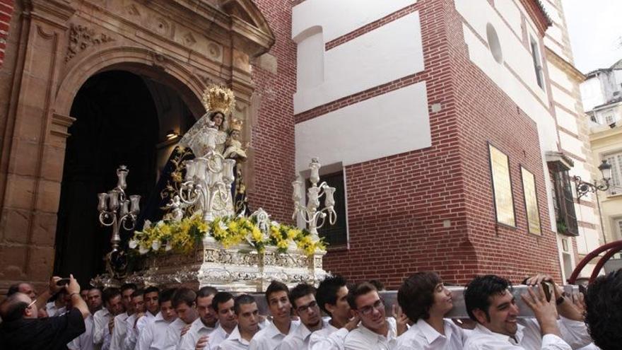 La Virgen de la Alegría saliendo de la iglesia de los Mártires para participar en el rosario de las Glorias en 2011.