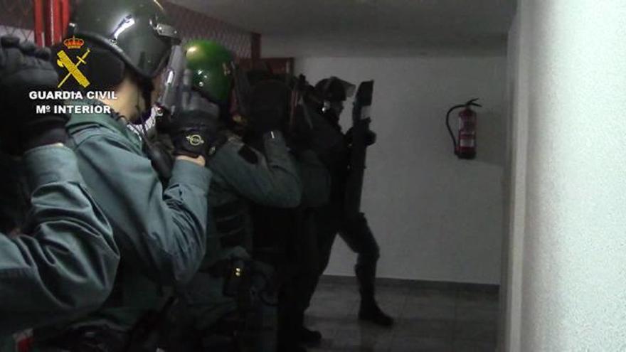 Momento en que agentes de la Usecic de la Guardia Civil se disponen a entrar en una de las casas.