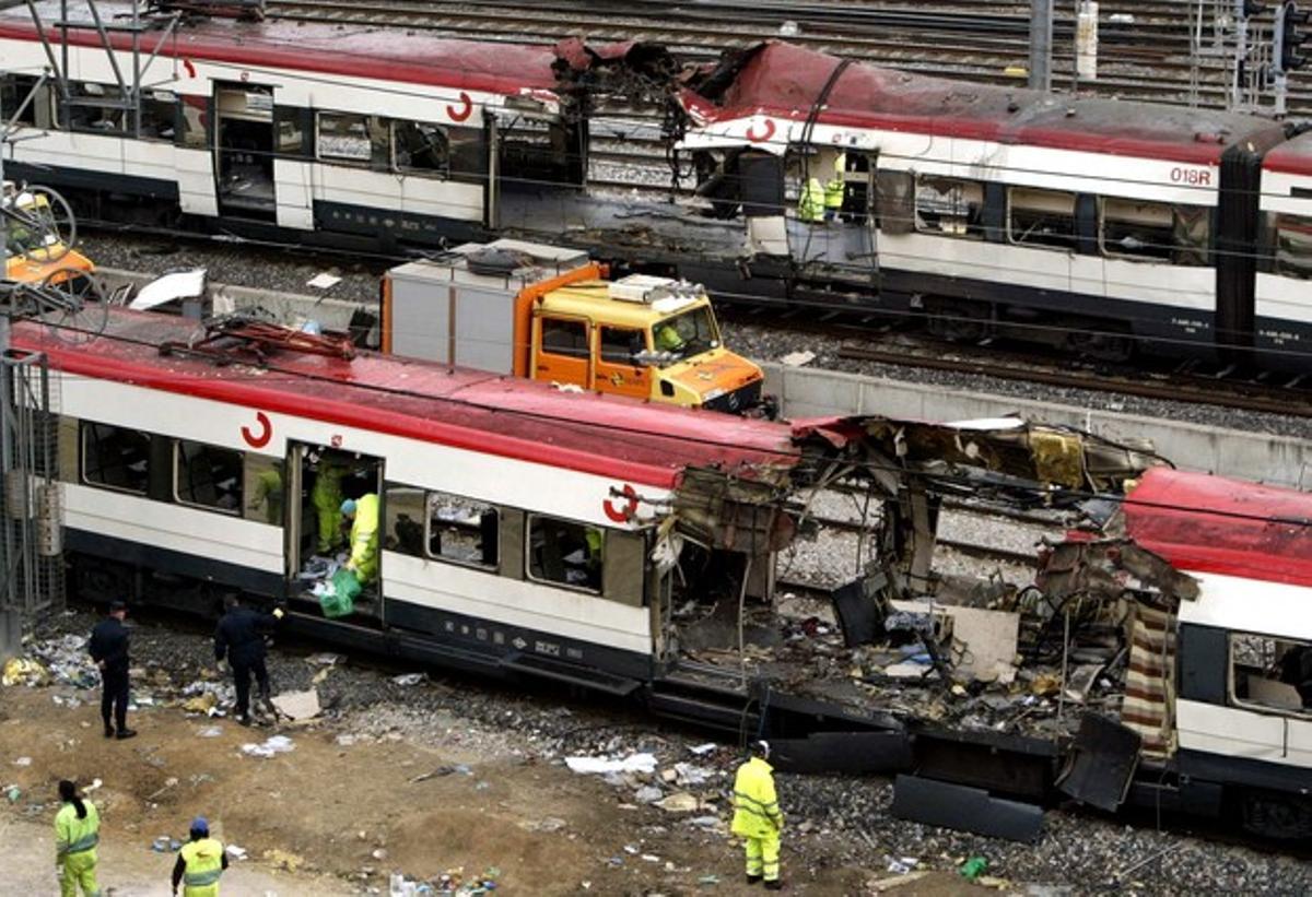 11 de març del 2004. Tasques de rescat i desenrunament després de l’explosió de diversos trens a Madrid. La massacre va deixar 192 morts.