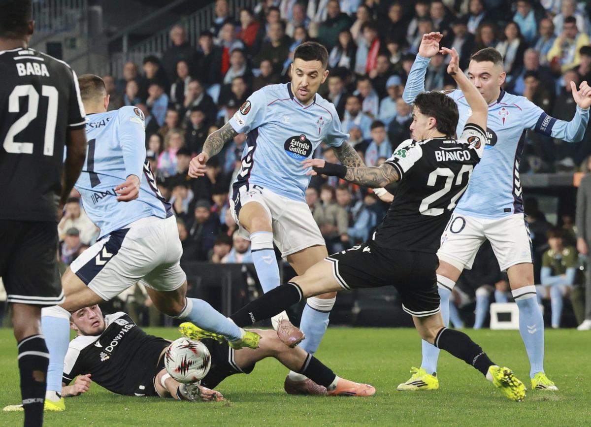 Vecino pelea por un balón durante el partido de ayer.
