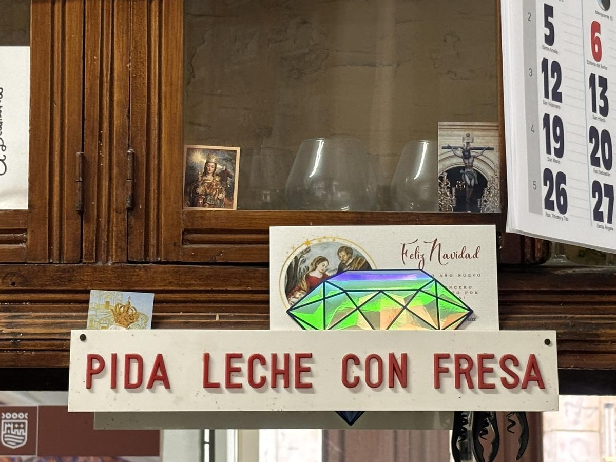 Cartel del bar El Diamante abierto desde 1949.