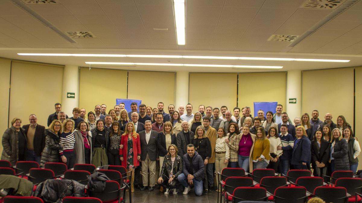 Foto de 'familia' de todos los representantes del PP en l'Horta Sud en la reunión de Alcàsser