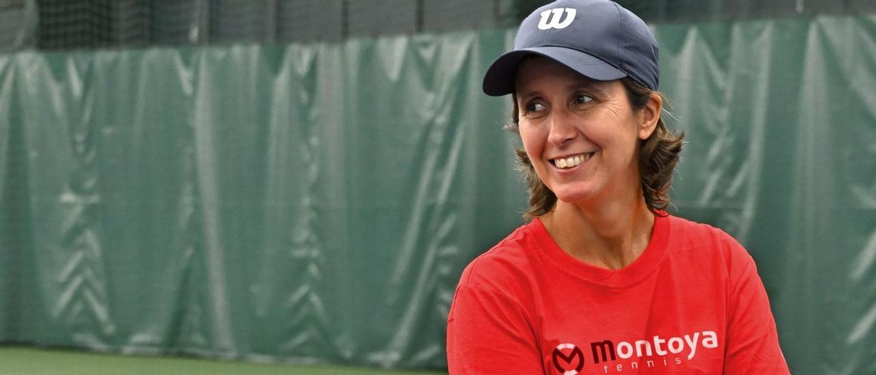 La psicóloga y deportista Eva Borrás en una pista de tenis de Boston, donde reside con su familia