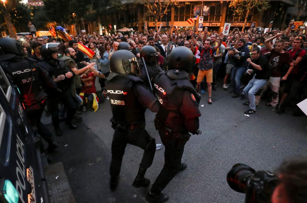 Imatges dels manifestants que han sortit als carrers de Barcelona, ja de tarda.