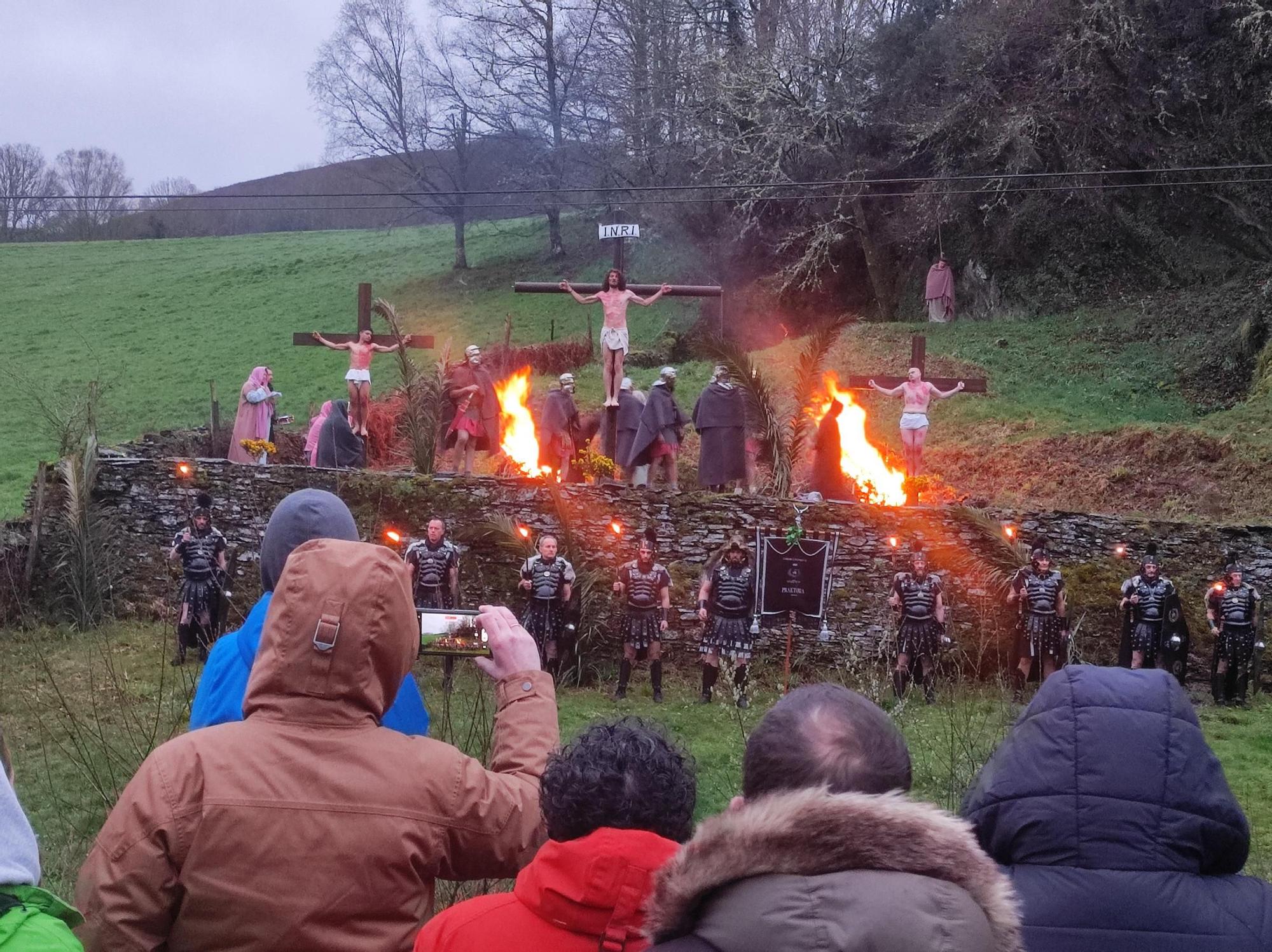 En imágenes: El espectacular vía crucis viviente de Villanueva de Oscos