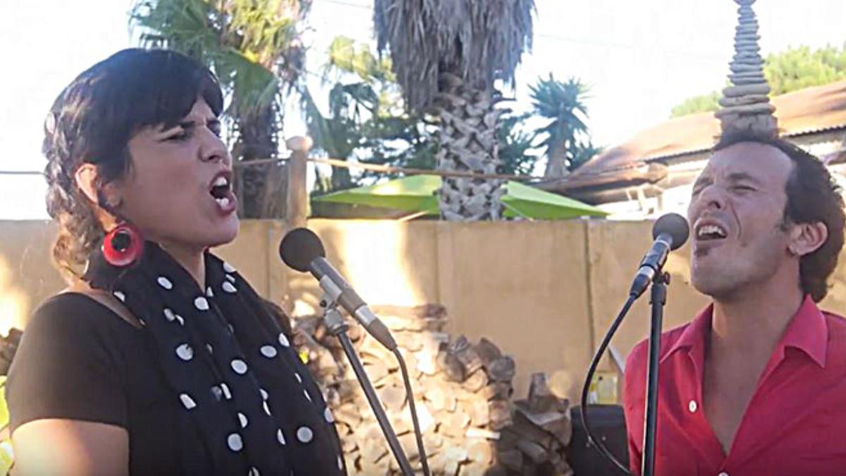 Teresa Rodríguez y José Antonio González, 'Kichi', cantan un tema de Silvio Rodríguez en campaña para las primarias de Podemos en Andalucía.