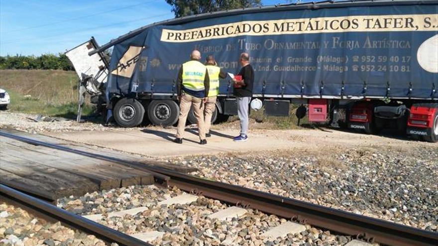 Siete heridos leves al colisionar un tren con un camión en un paso a nivel