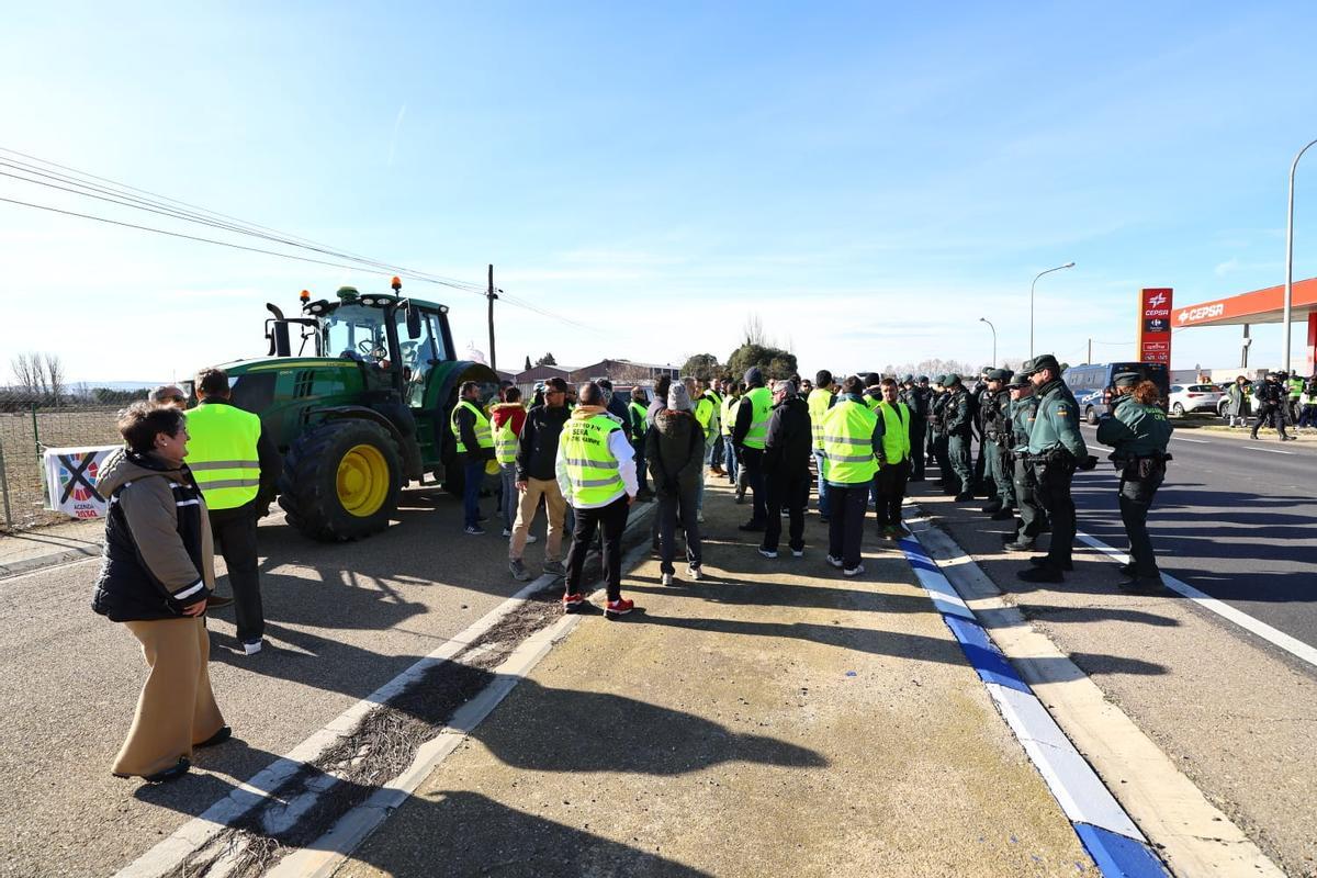 En imágenes | Atascos en los alrededores de Plaza por un protesta de agricultores por el acuerdo del Mercosur En imágenes | Atascos en los alrededores de Plaza por un protesta de agricultores por el acuerdo del Mercosur