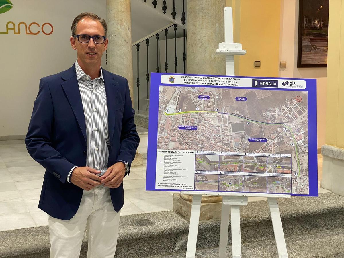 Santiago Cabello muestra el proyecto de las obras.