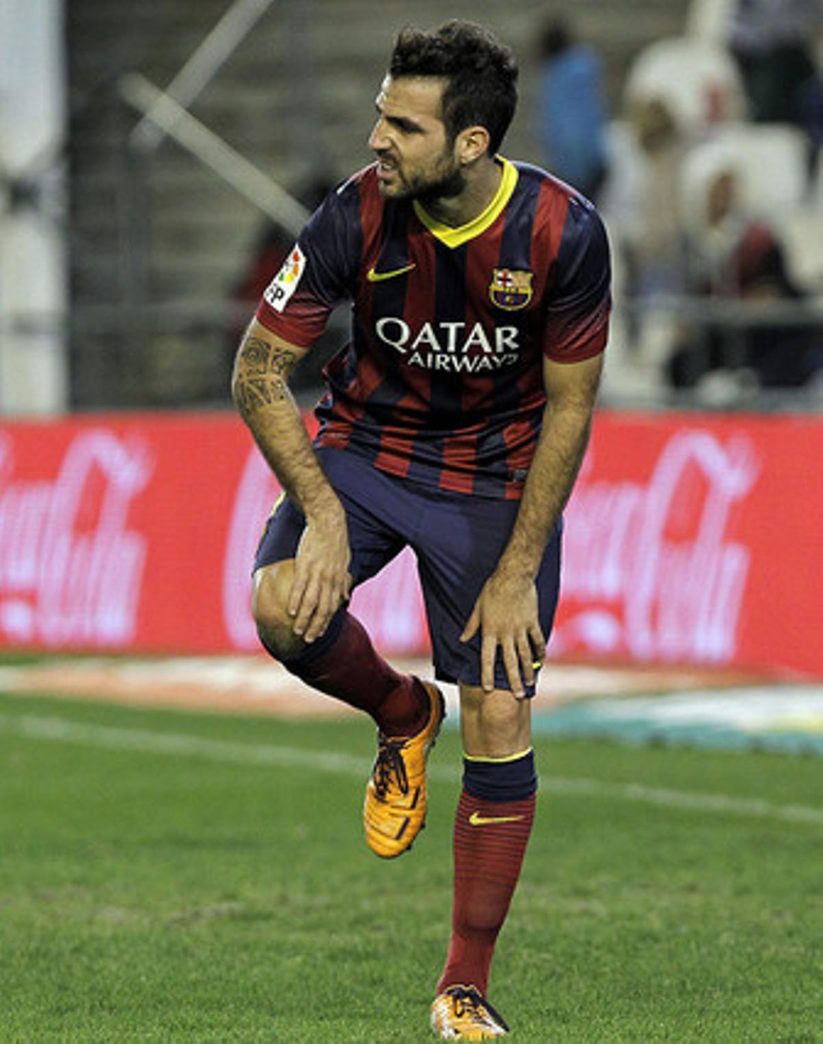Cesc, amb molèsties al genoll dret durant el partit contra el Betis. Cesc, amb molèsties al genoll dret durant el partit contra el Betis.