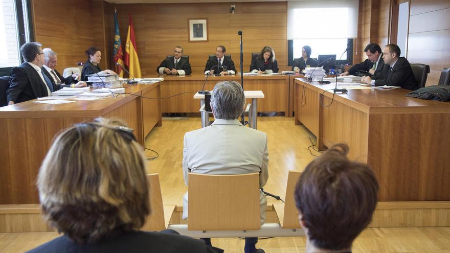 El acusado, ayer ante el tribunal de la Audiencia