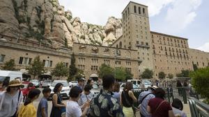 Turistes visitant el monestir de Montserrat.