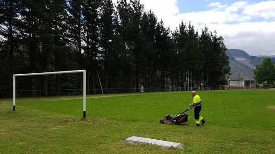 Villayón mejora el campo de Las Virtudes de cara al verano