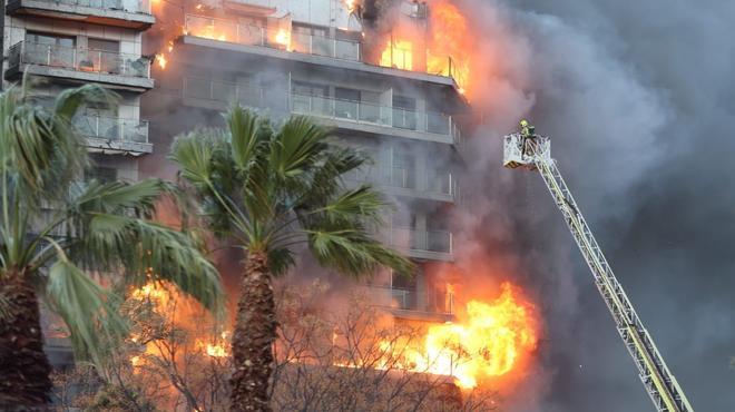 Un incendio arrasa un edificio en València