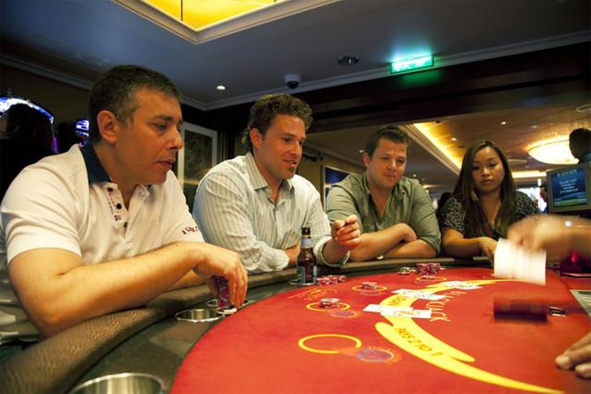 Uns viatgers sucumbeixen al gran casino de la coberta 6.
