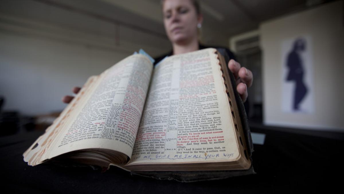 La biblia de Elvis que se ha subastado en Londres.