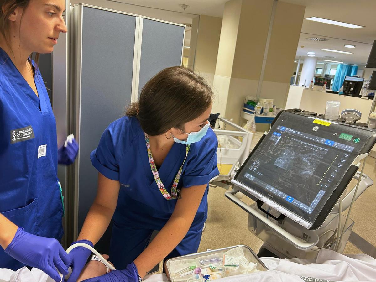 Personal de La Fe realizando una ecografía.