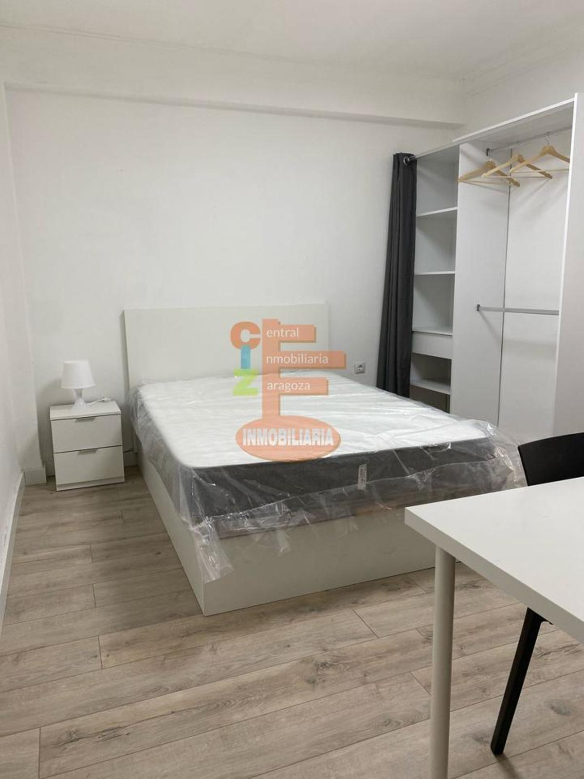 Una de las habitaciones de la casa a la venta en el centro