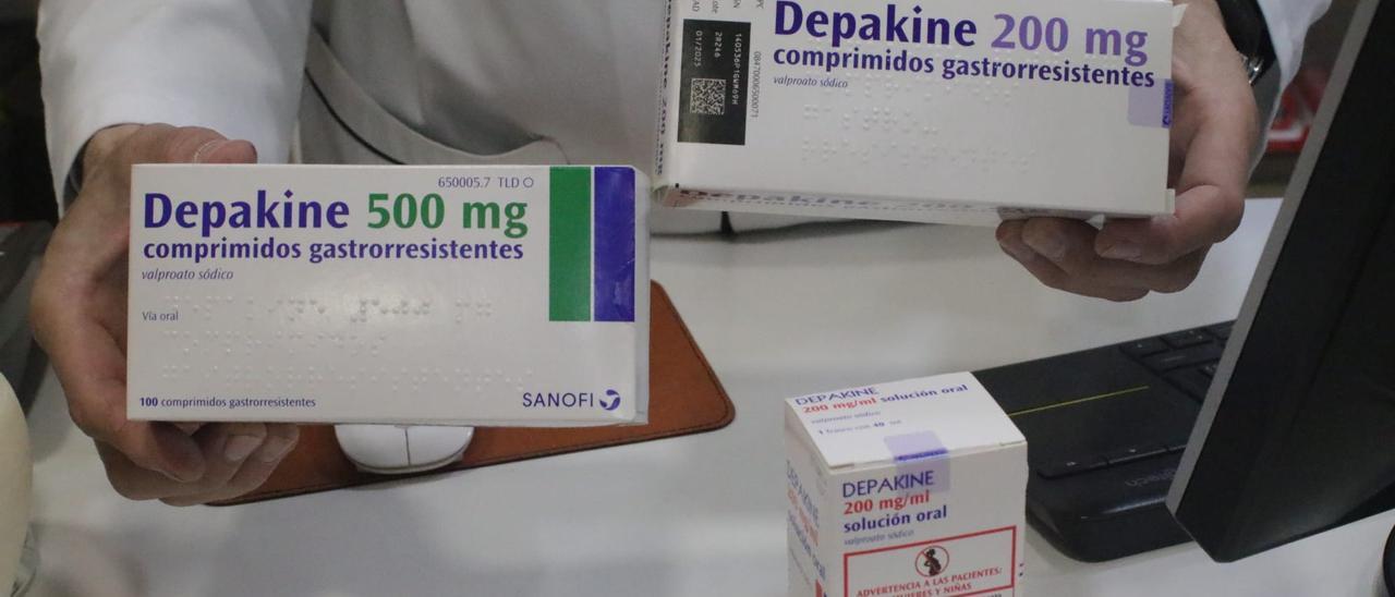 Un farmacéutico muestra cajas del medicamento Depakine.