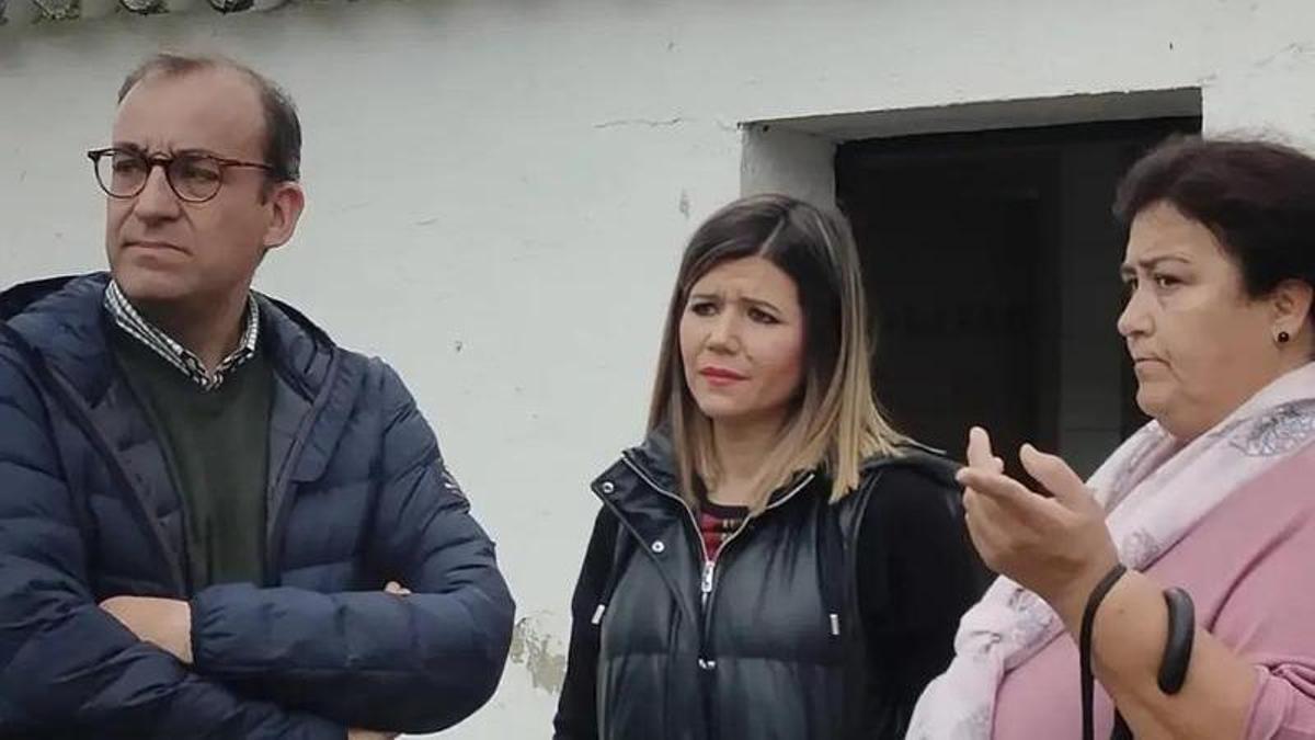 Juani Cortés, a la derecha, junto a Rafa Mateos y Encarna Solís.