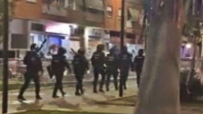 Agentes antidisturbios instantes antes de disolver la 'campal' de la localidad valenciana de Mislata, en diciembre pasado.