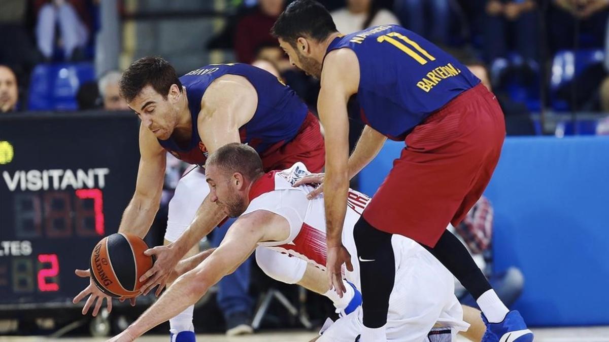 Claver y Navarro disputan el balón a Lojeski, del Olympiacos.