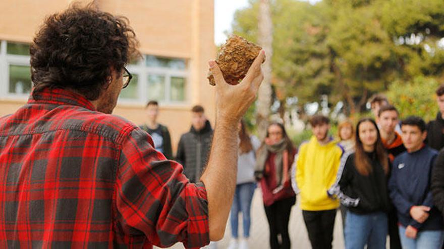 Taller de eras geológicas, ofrecida por investigadores de Ciencias de la Tierra y del Medio Ambiente.