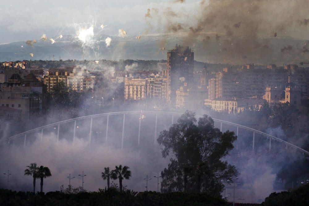 Espectacular mascletà aérea en la Alameda