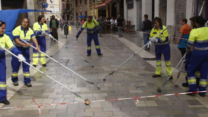 Operarios de Limasa trabajando en la calle Granada.