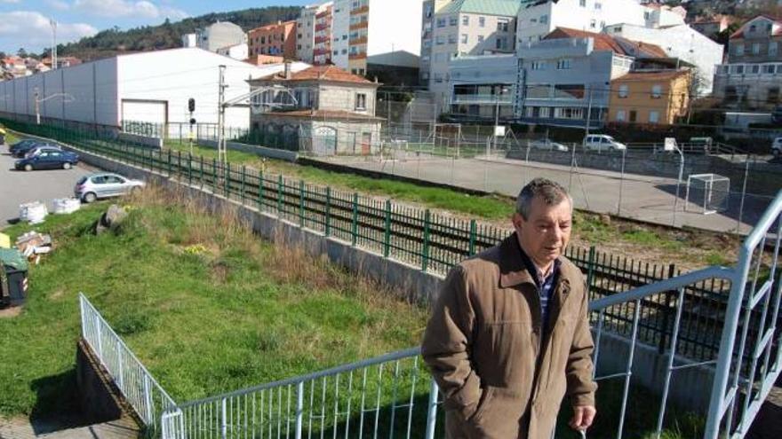 Vista del trazado de ferrocarril a su paso por Chapela, donde los vecinos piden un apeadero.  // Faro