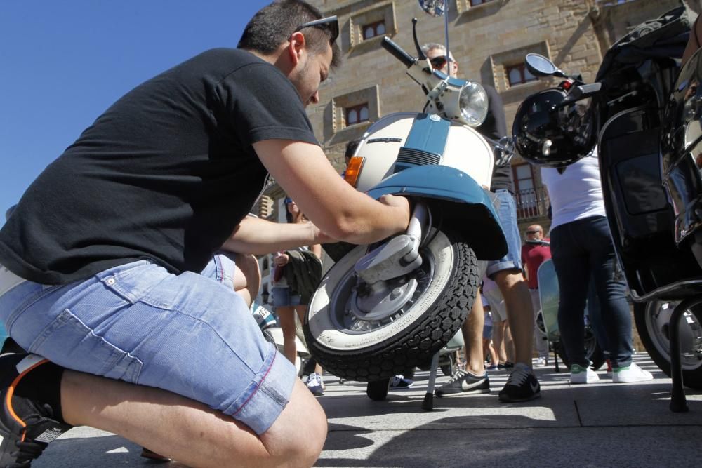 Concentración de vespas en Gijón