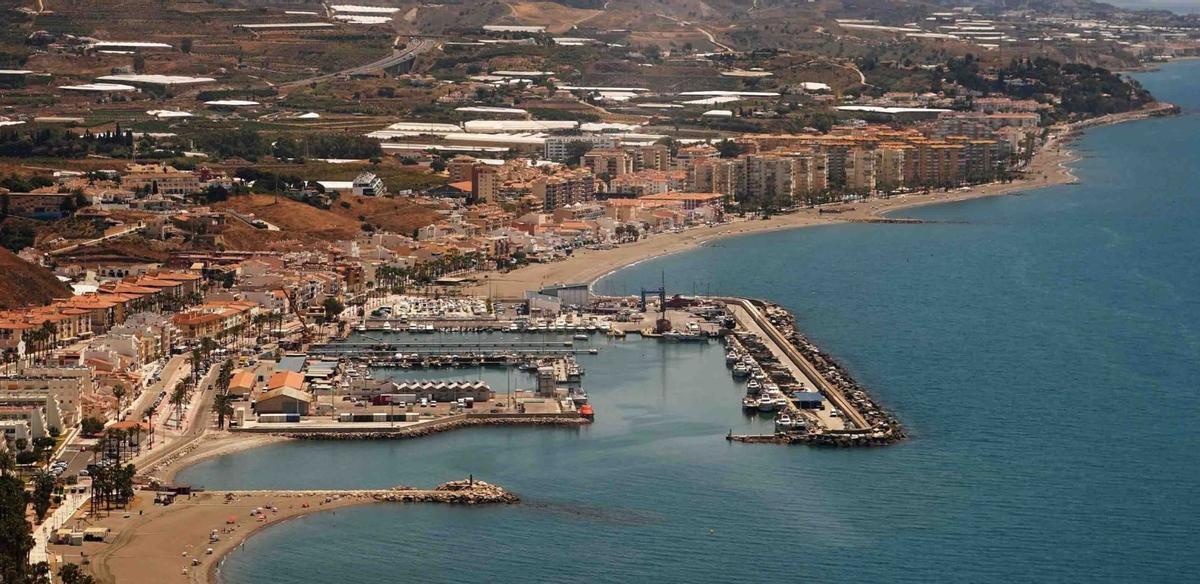 El puerto axárquico de Caleta de Vélez, en primer término, con parte del litoral de Algarrobo y de otros enclaves del litoral oriental al fondo. | ÁLEX ZEA