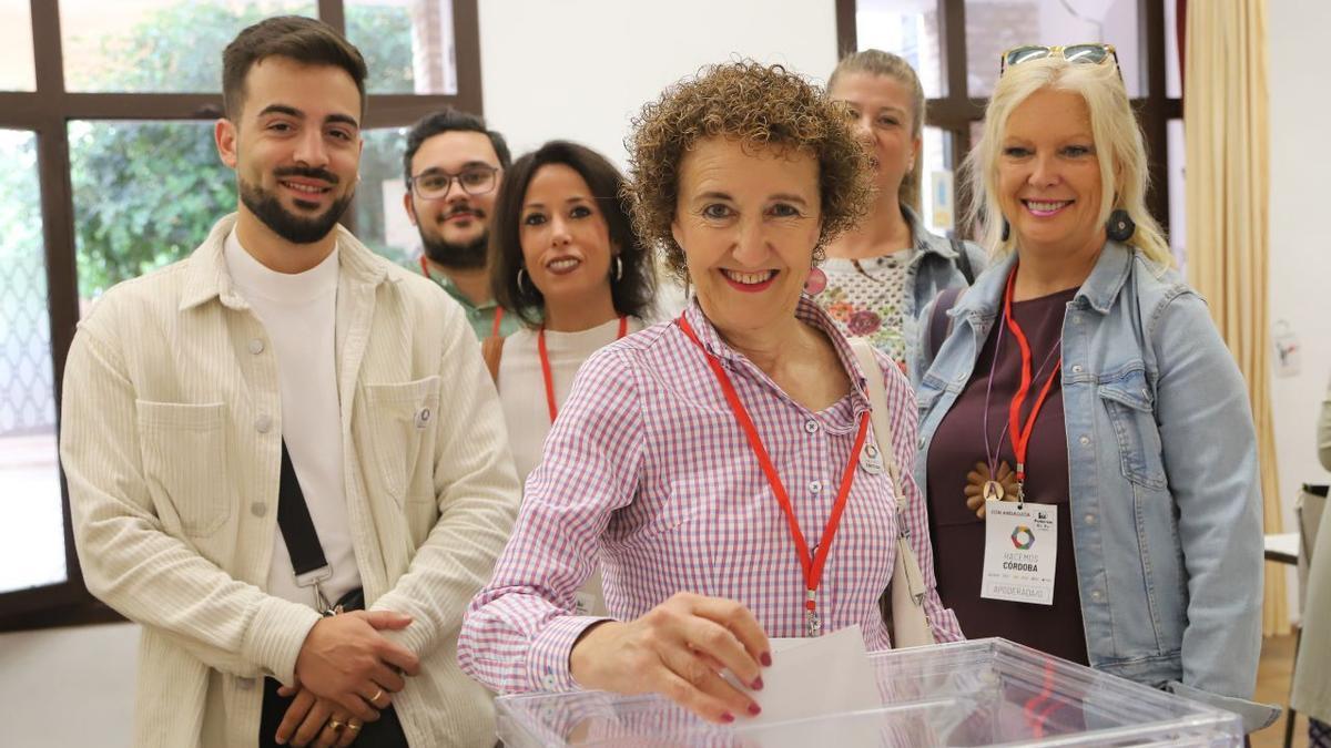 Carmen García, número 2 de Hacemos Córdoba, votando en San Pedro.