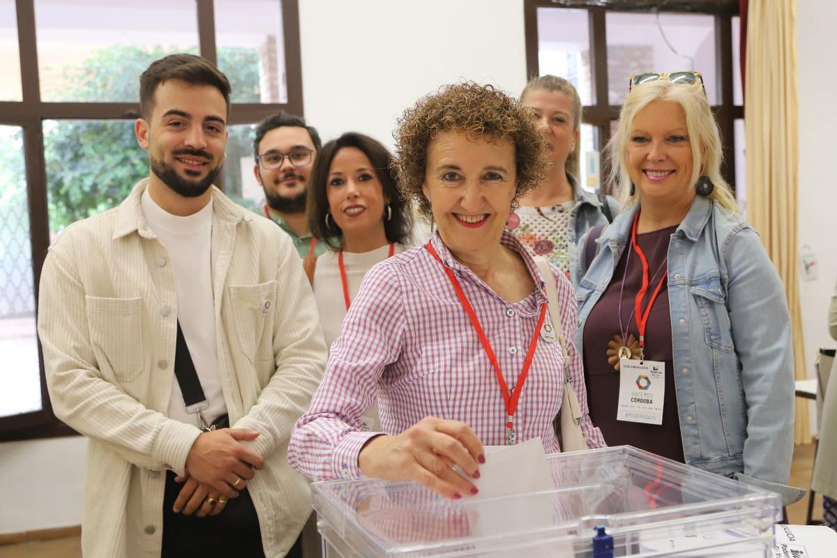 Carmen García, número 2 de Hacemos Córdoba, votando en San Pedro.