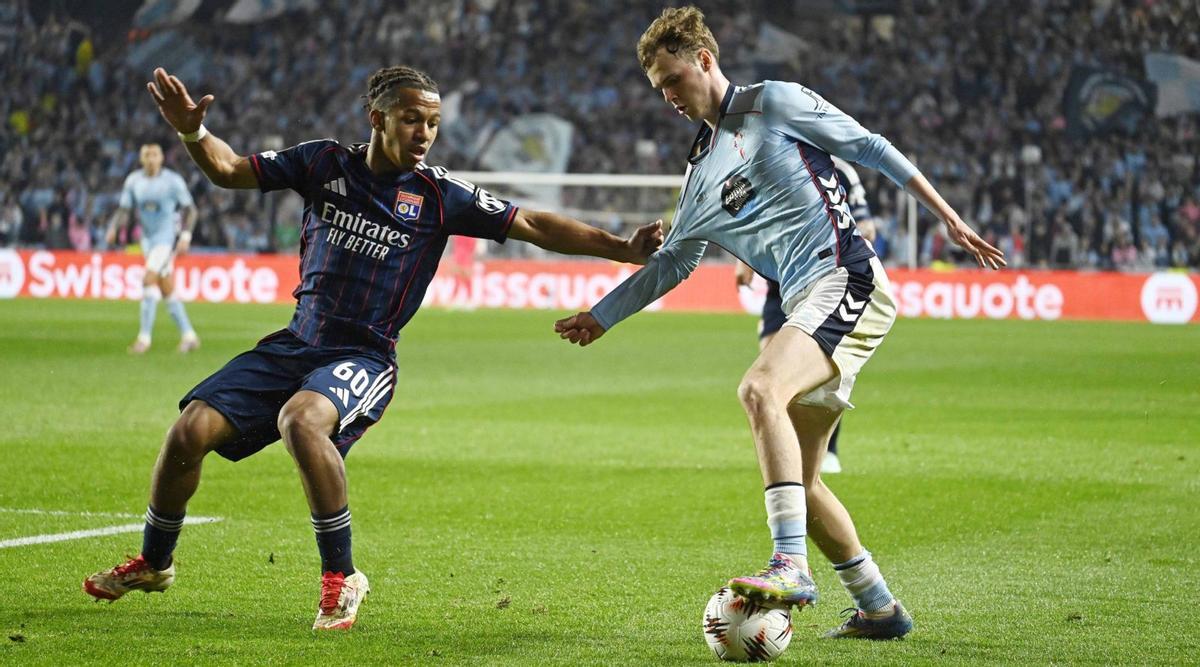 Williot Swedberg conduce el balón, mientras Kango, lateral del Lyon, le sujeta por la camiseta. | PABLO HERNÁNDEZ GAMARRA