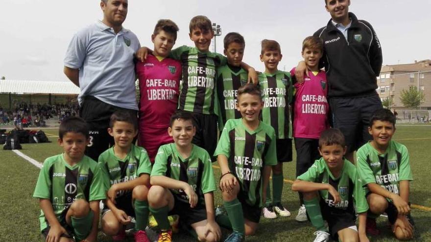 Jugadores y cuerpo técnico que acudieron al Trofeo.