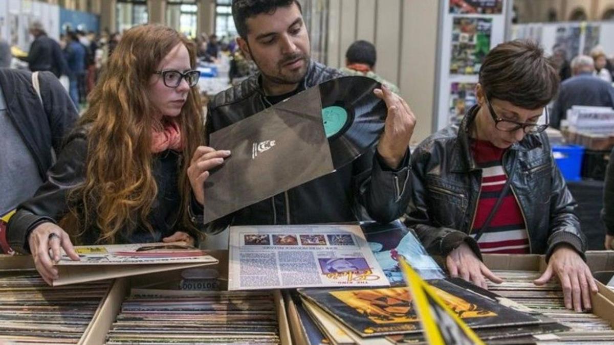 Assistents a una edició passada de la Fira del Disc de Barcelona | EL PERIÓDICO