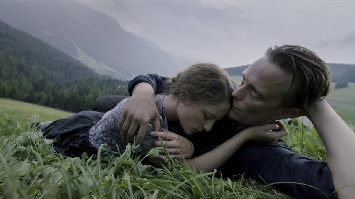 Valerie Pachner y August Diehl, en un fotograma de 'A hidden life', de Terrence Malick