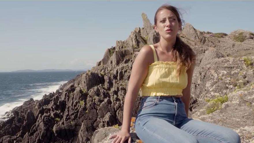 Eugenia Crispín en otro momento del videoclip, en la Costa da Vela.