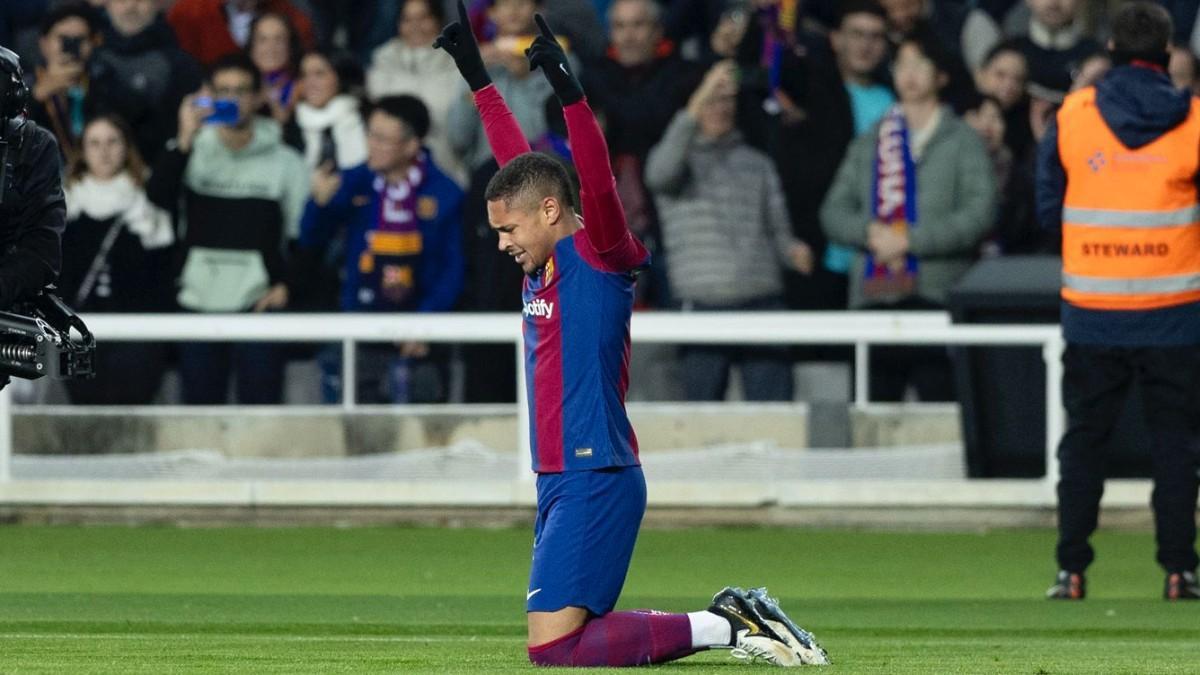 Vitor Roque celebra su primer gol con la camiseta del Barça