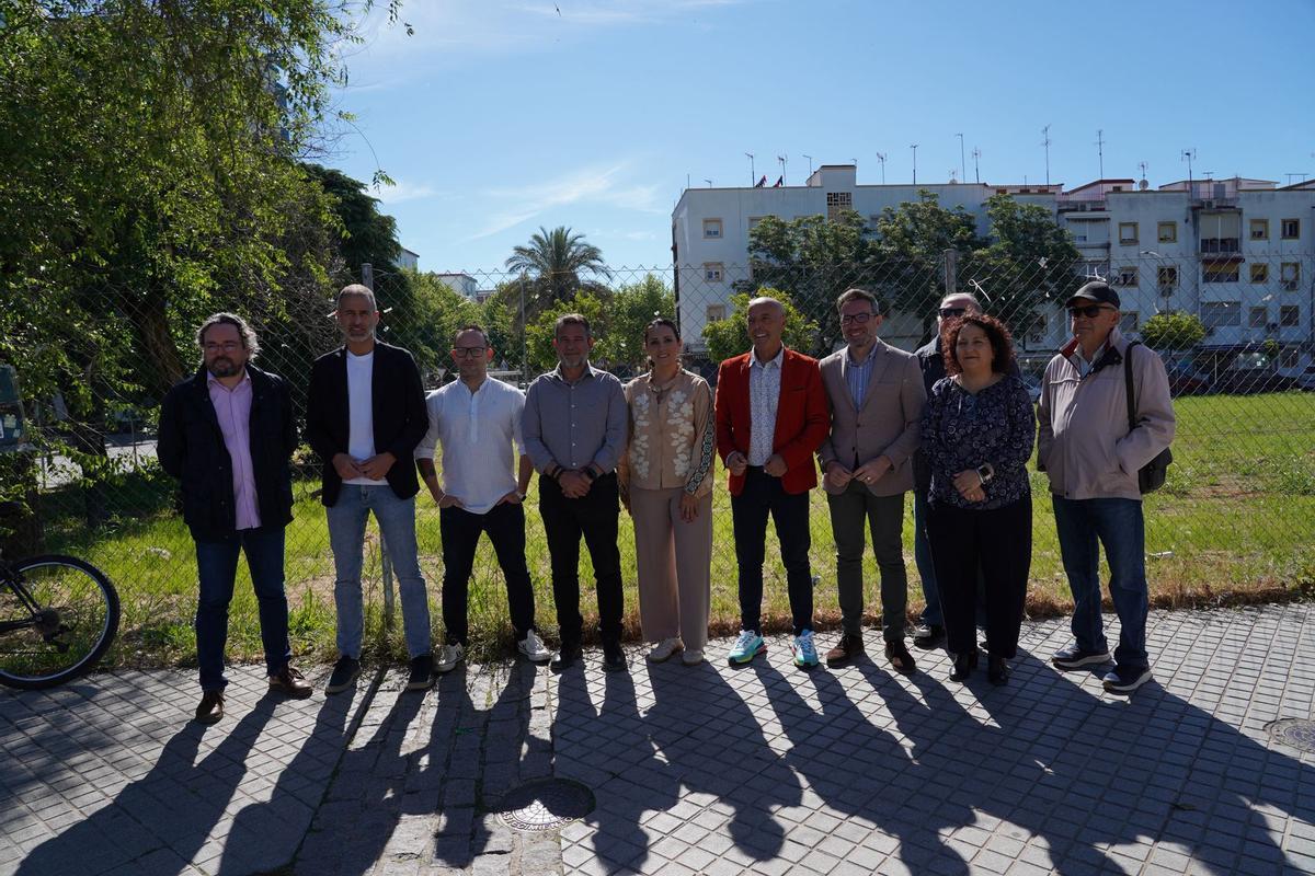 El portavoz del PSOE Antonio Hurtado, junto a varios concejales del PSOE, junto al solar del Palacio de la Juventud.